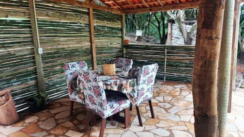 a table and chairs sitting on a patio at Recanto Águas Claras in Soledade de Minas