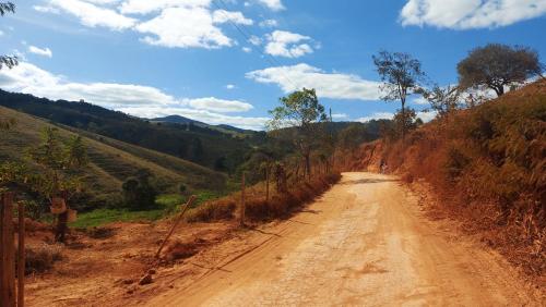 a dirt road in the middle of a hill at Recanto Águas Claras in Soledade de Minas