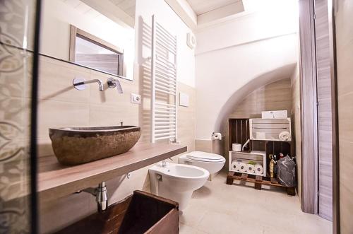 a bathroom with a sink and a toilet at Masseria Casino Ciomme in Gioia del Colle