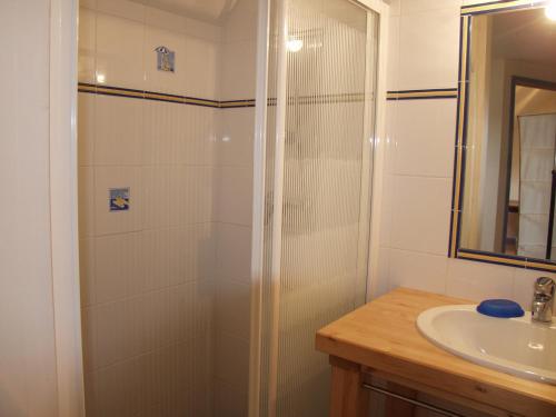 y baño con ducha y lavamanos. en Appartement Le Palais, 2 pièces, 2 personnes - FR-1-418-165 en Le Palais