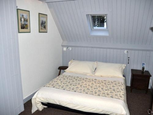 une chambre avec un lit dans une pièce avec une fenêtre dans l'établissement Maison 3 chambres à 500m de la plage, proche du Palais avec grand jardin et commodités supplémentaires - FR-1-418-168, au Palais