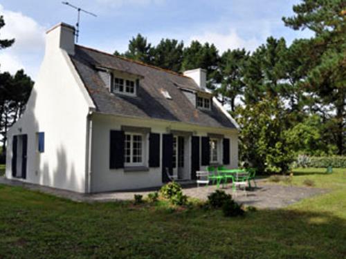 une maison blanche avec une table de pique-nique dans une cour dans l'établissement Maison 3 chambres à 500m de la plage, proche du Palais avec grand jardin et commodités supplémentaires - FR-1-418-168, au Palais