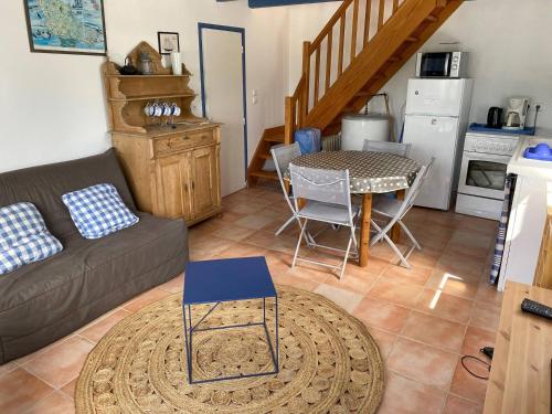un salon avec un canapé et une table dans l'établissement Maison cosy 1 chambre avec jardin, à 200m de la plage des Grands Sables - FR-1-418-163, à Locmaria
