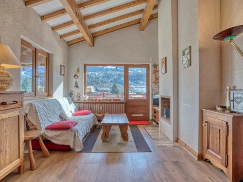 une chambre avec un lit, une table et une fenêtre dans l'établissement Appartement 2 pièces + mezzanine, proche pistes & centre, balcon, garage fermé, Wifi - Megève Jaillet - FR-1-453-221, à Megève