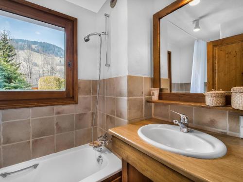 une salle de bain avec un lavabo, un miroir et une baignoire dans l'établissement Appartement cosy 2 ch. à Megève - Terrasse, Piscine, Parking, Proche Centre - FR-1-453-222, à Megève