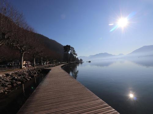 Photo de la galerie de l'établissement Annecy - Appartement 2 pièces rénové, proche lac et centre-ville, avec parking - FR-1-432-76, à Annecy