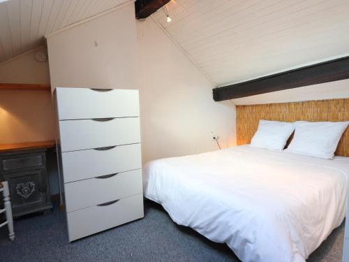 een slaapkamer met een groot wit bed en een dressoir bij Appartement Annecy, 3 pièces, 4 personnes - FR-1-432-63 in Annecy