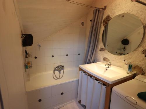 een badkamer met een wastafel, een bad en een spiegel bij Appartement Annecy, 3 pièces, 4 personnes - FR-1-432-63 in Annecy