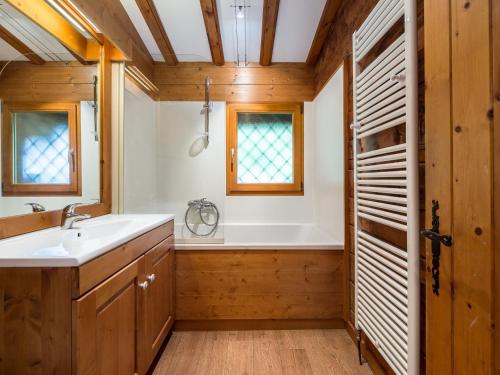 une salle de bain avec un lavabo et une baignoire dans l'établissement Charmant chalet 2 chambres à Megève Mont d'Arbois, terrasse et jardin, proche des pistes - FR-1-453-255, à Megève