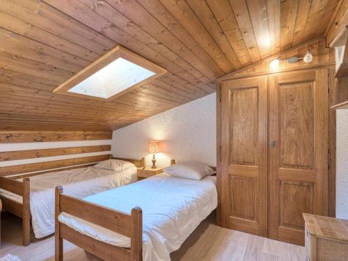 Ένα ή περισσότερα κρεβάτια σε δωμάτιο στο Appartement confortable 1 chambre + mezzanine, proche pistes et centre, parking inclus - Megève Jaillet - FR-1-453-203
