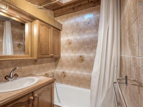 Ένα μπάνιο στο Appartement confortable 1 chambre + mezzanine, proche pistes et centre, parking inclus - Megève Jaillet - FR-1-453-203