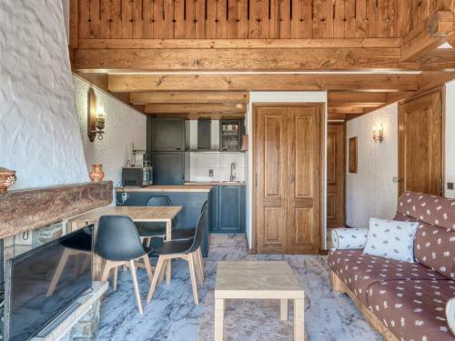 un salon avec un canapé et une table dans l'établissement Appartement confortable 1 chambre + mezzanine, proche pistes et centre, parking inclus - Megève Jaillet - FR-1-453-203, à Megève