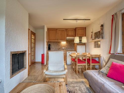 un salon et une cuisine avec un canapé et une table dans l'établissement Appartement cosy 2 pièces, terrasse, parking, à 5 min des pistes - Megeve Jaillet - FR-1-453-225, à Megève