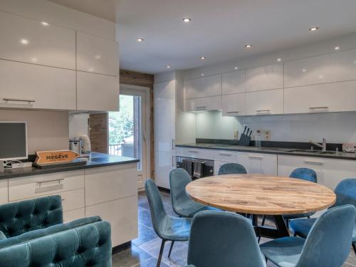 Photo de la galerie de l'établissement Appartement Rénové 2 Chambres + 1 Cabine, Balcon, Cheminée - Centre de Megève - FR-1-453-235, à Megève