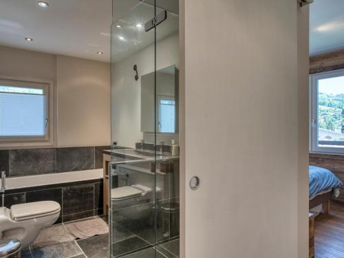 Photo de la galerie de l'établissement Appartement Rénové 2 Chambres + 1 Cabine, Balcon, Cheminée - Centre de Megève - FR-1-453-235, à Megève