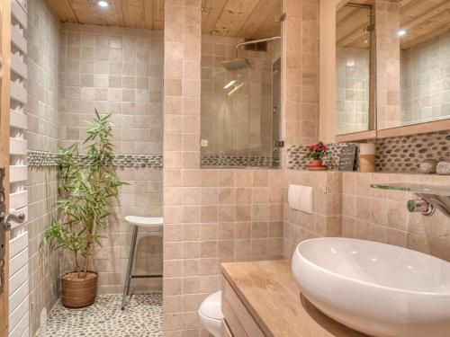 Bilik mandi di Appartement Confortable 1 Chambre à Megève, Proche Centre avec Piscine et Parking - FR-1-453-125