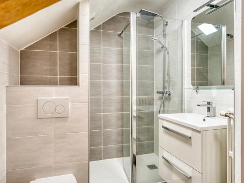 une salle de bain avec une douche, des toilettes et un lavabo dans l'établissement Appartement rénové, centre Megève, 1 chambre + cabine, proche télécabine, 5 pers. - FR-1-453-280, à Megève