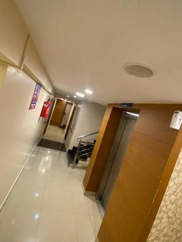 un couloir vide avec une porte dans un bâtiment dans l'établissement Greens Suite - Business Class Hotel - Opposite Ripon Building, à Chennai
