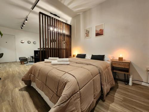 1 dormitorio con 1 cama grande y escritorio en G&G Apartments - Recoleta Cozy Studio en Buenos Aires