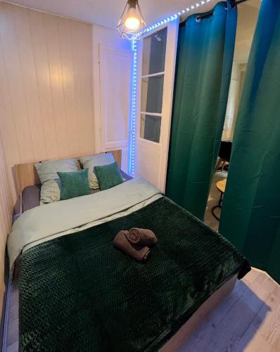 une chambre avec un lit avec une serviette dessus dans l'établissement Studio au coeur de Rouen, 4 personnes, calme & élégant, à Rouen