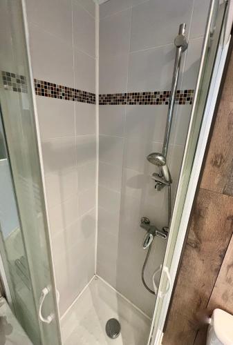 une salle de bain avec une douche avec une porte vitrée dans l'établissement Studio au coeur de Rouen, 4 personnes, calme & élégant, à Rouen