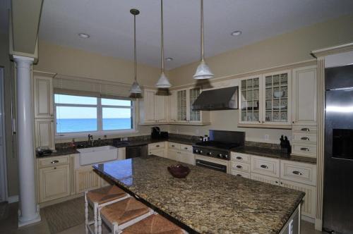 A cozinha ou cozinha compacta de Pelican Perch-Four bedroom heated pool oceanfront home