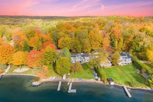 Sabrina Lakefront Sandy Beach Cottage - Near Ski Hill & Muskoka, Sauna, Fire Pit, Boat Dock