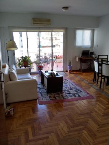 sala de estar con sofá y mesa en Palermo Sol en Buenos Aires