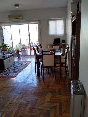 sala de estar con mesa de comedor y sillas en Palermo Sol en Buenos Aires