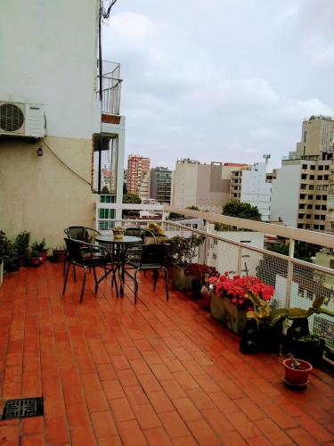 patio con mesa y sillas en el balcón en Palermo Sol en Buenos Aires