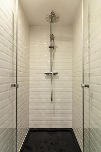 une douche avec pommeau de douche dans une salle de bain dans l'établissement Taur STREET 4, à Toulouse