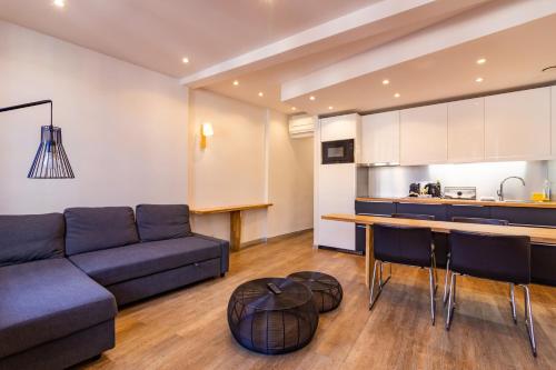 un salon avec un canapé et une table dans l'établissement Taur STREET 4, à Toulouse