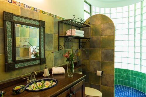 a bathroom with a sink and a mirror and a toilet at Wanakaset Panama in Dolega