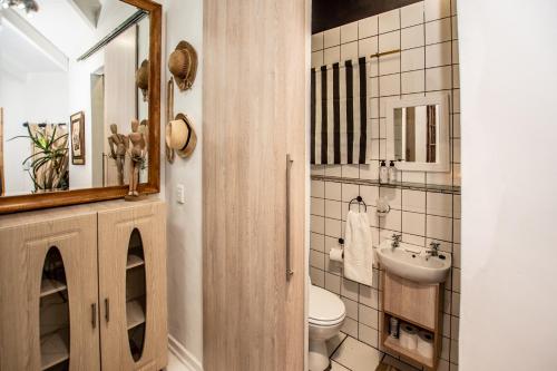 uma casa de banho com um WC e um lavatório em Hello Sunshine Self Catering Studio Apartments em Nelspruit