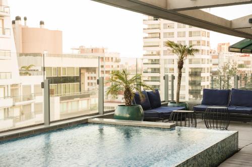 ein Pool auf dem Dach eines Gebäudes in der Unterkunft Urbanica The Libertador Hotel in Buenos Aires