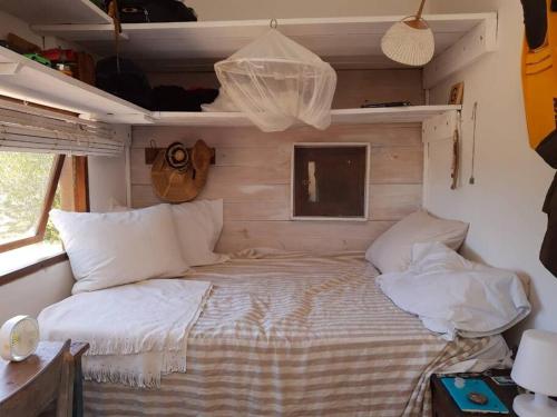 1 dormitorio con 1 cama en una habitación en Tiny house y casa Parador de playa, en La Pedrera