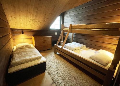 イドレにあるNewly built modern cottage near skiing and golf in Idreのベッドルーム1室(二段ベッド2台、窓付)が備わります。