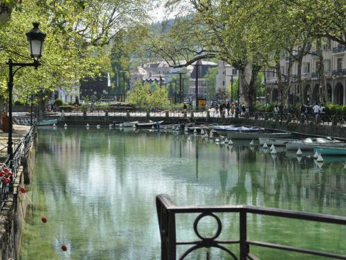 Photo de la galerie de l'établissement Studio rénové à Annecy avec terrasse, proche commerces et parking privé - FR-1-432-42, à Annecy