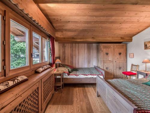 une chambre avec deux lits et une fenêtre dans l'établissement Charmant Appt 3 Chambres à Megève, Proche Pistes, Balcon ensoleillé, Cheminée et Garage - FR-1-453-6, à Megève