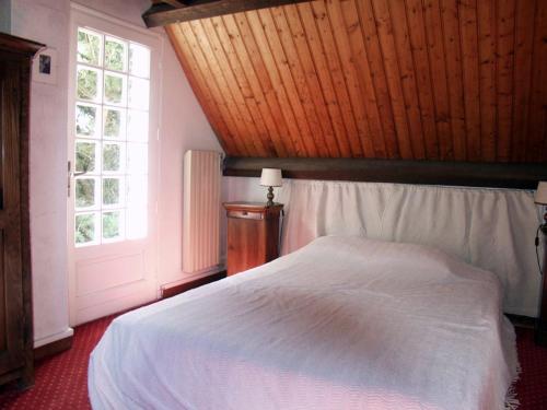 a bedroom with a white bed and a window at Maison Sauzon, 4 pièces, 6 personnes - FR-1-418-153 in Sauzon