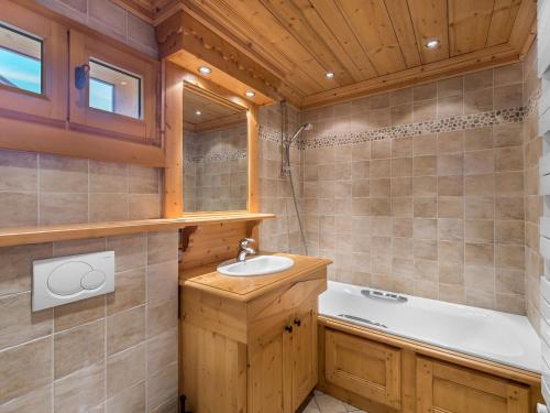 Bilik mandi di Chalet de Charme 4 Chambres, Balcons, Jardin, Proche Centre et Télécabine Megève - FR-1-453-12