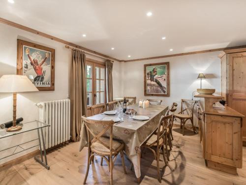 une salle à manger avec une table et des chaises dans l'établissement Chalet de Charme 4 Chambres, Balcons, Jardin, Proche Centre et Télécabine Megève - FR-1-453-12, à Megève