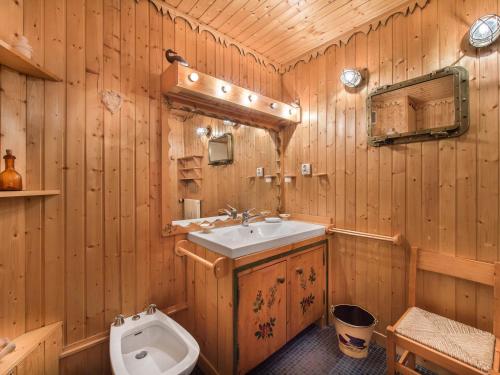 ムジェーヴにあるAppartement Megève, 4 pièces, 8 personnes - FR-1-453-14の木製バスルーム(洗面台、トイレ付)