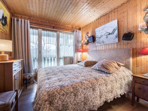ムジェーヴにあるAppartement Megève, 4 pièces, 8 personnes - FR-1-453-14の木製の壁のベッドルーム1室(ベッド1台付)