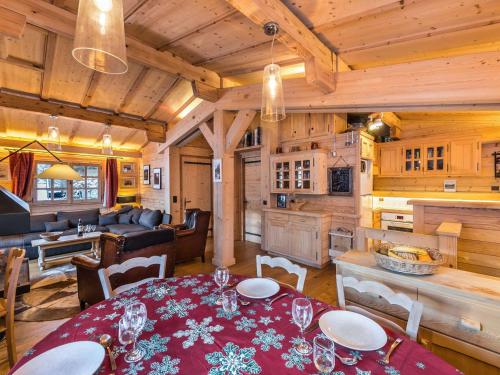 - une salle à manger et un salon dans une cabane en rondins dans l'établissement Chalet alpin 4 chambres à Megève, près des pistes, exposé plein soleil, pour 10 personnes - FR-1-453-10, à Megève