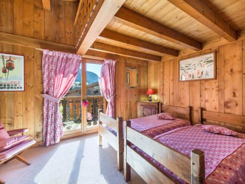 - une chambre avec un lit dans une maison en bois dans l'établissement Appartement 4 Chambres, Balcons, Proche Pistes et Centre, TV, Wifi, Garage - Megève Jaillet - FR-1-453-11, à Megève