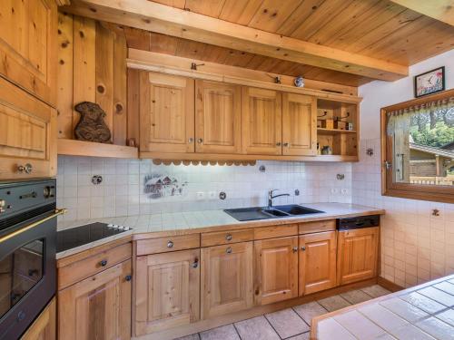 une cuisine avec des armoires en bois et un évier dans l'établissement Appartement 4 Chambres, Balcons, Proche Pistes et Centre, TV, Wifi, Garage - Megève Jaillet - FR-1-453-11, à Megève