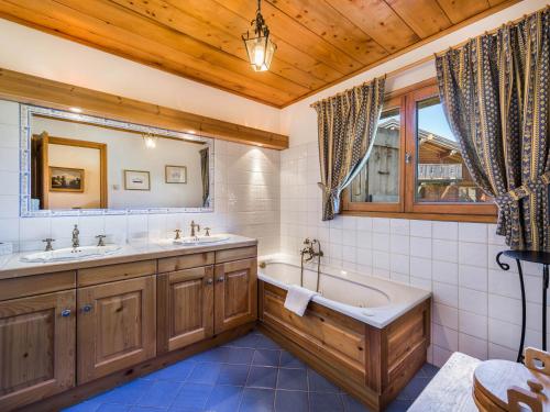 une salle de bain avec deux lavabos, une baignoire et un miroir dans l'établissement Appartement 4 Chambres, Balcons, Proche Pistes et Centre, TV, Wifi, Garage - Megève Jaillet - FR-1-453-11, à Megève