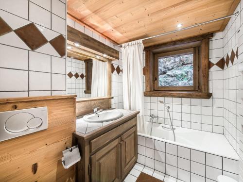 Ένα μπάνιο στο Location Apt 4P rénové avec terrasse et jardin - Proche centre et ROCHEBRUNE - Garage inclus - FR-1-453-35