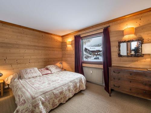 Appartement Megève, 3 pièces, 6 personnes - FR-1-453-32にあるベッド